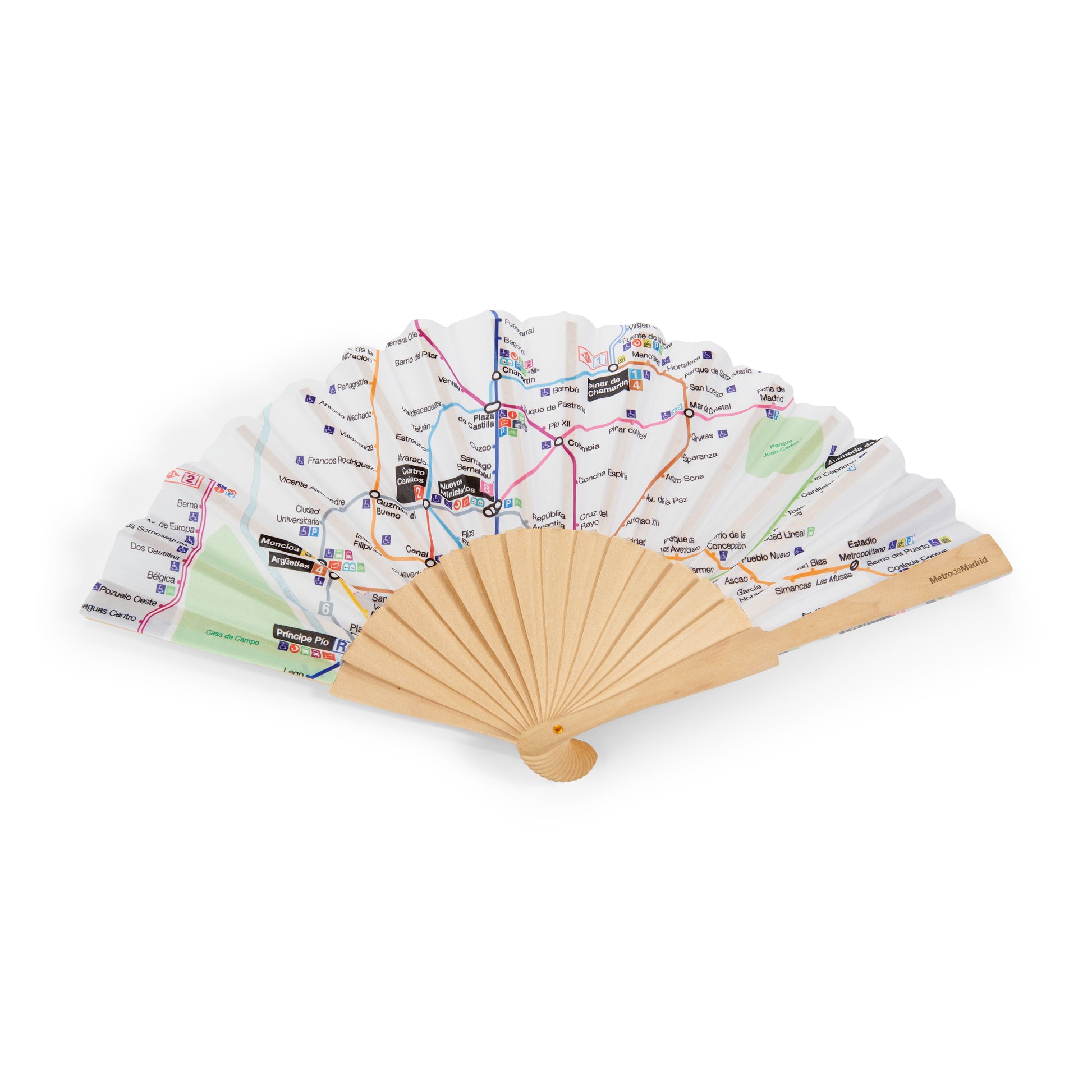 Abanico de madera abierto con diseño de mapa del metro de Madrid sobre fondo blanco.
