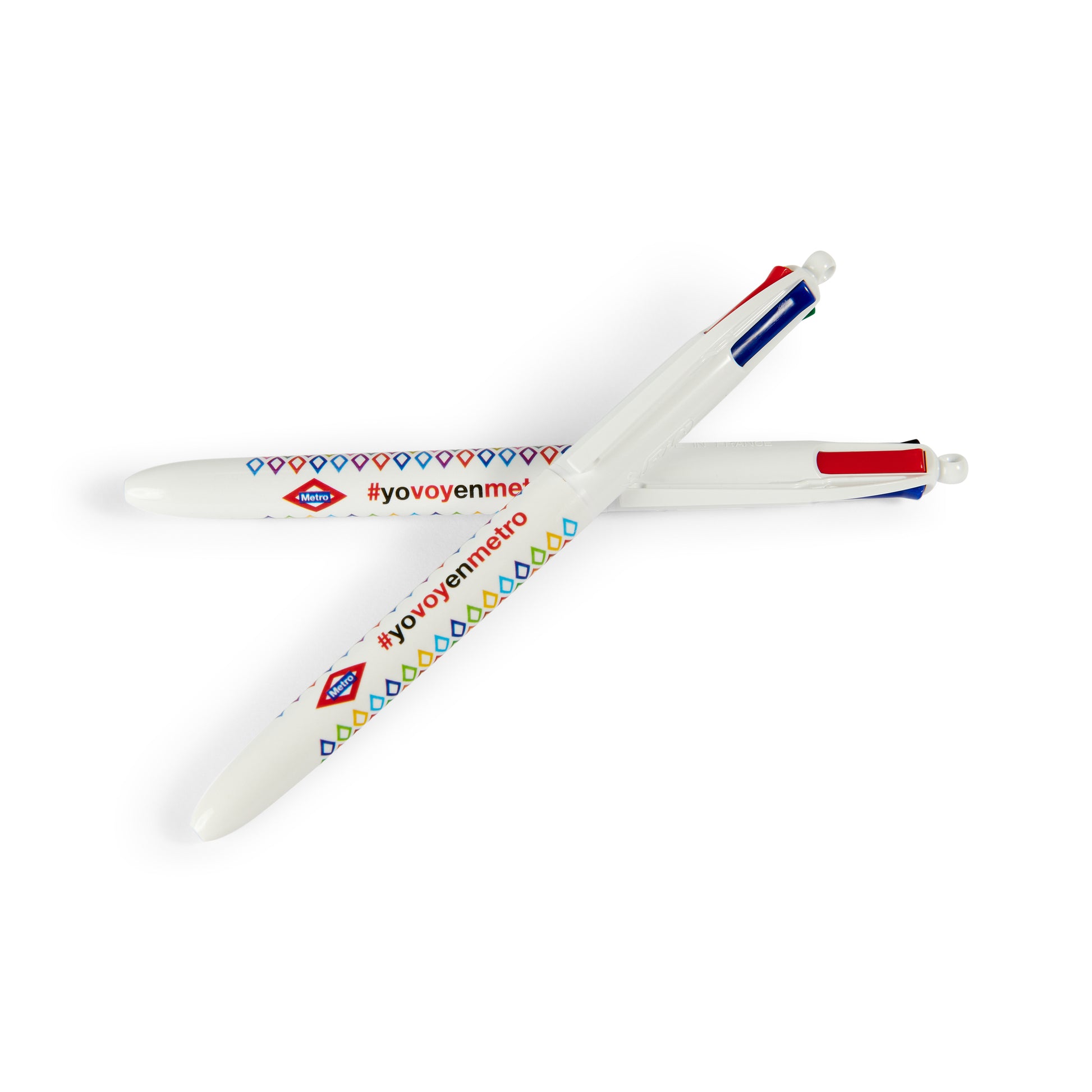 Plumas blancas con diseño de diamantes y hashtags #yovoyenmetro, escritura Metro CDMX