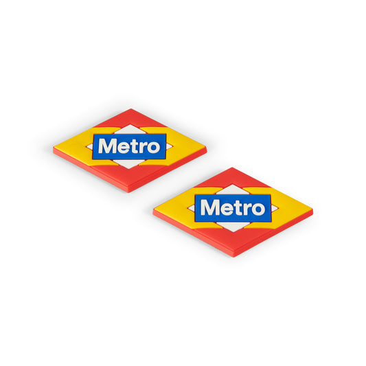 Dos placas cuadradas con el logo del Metro de Madrid sobre fondo blanco