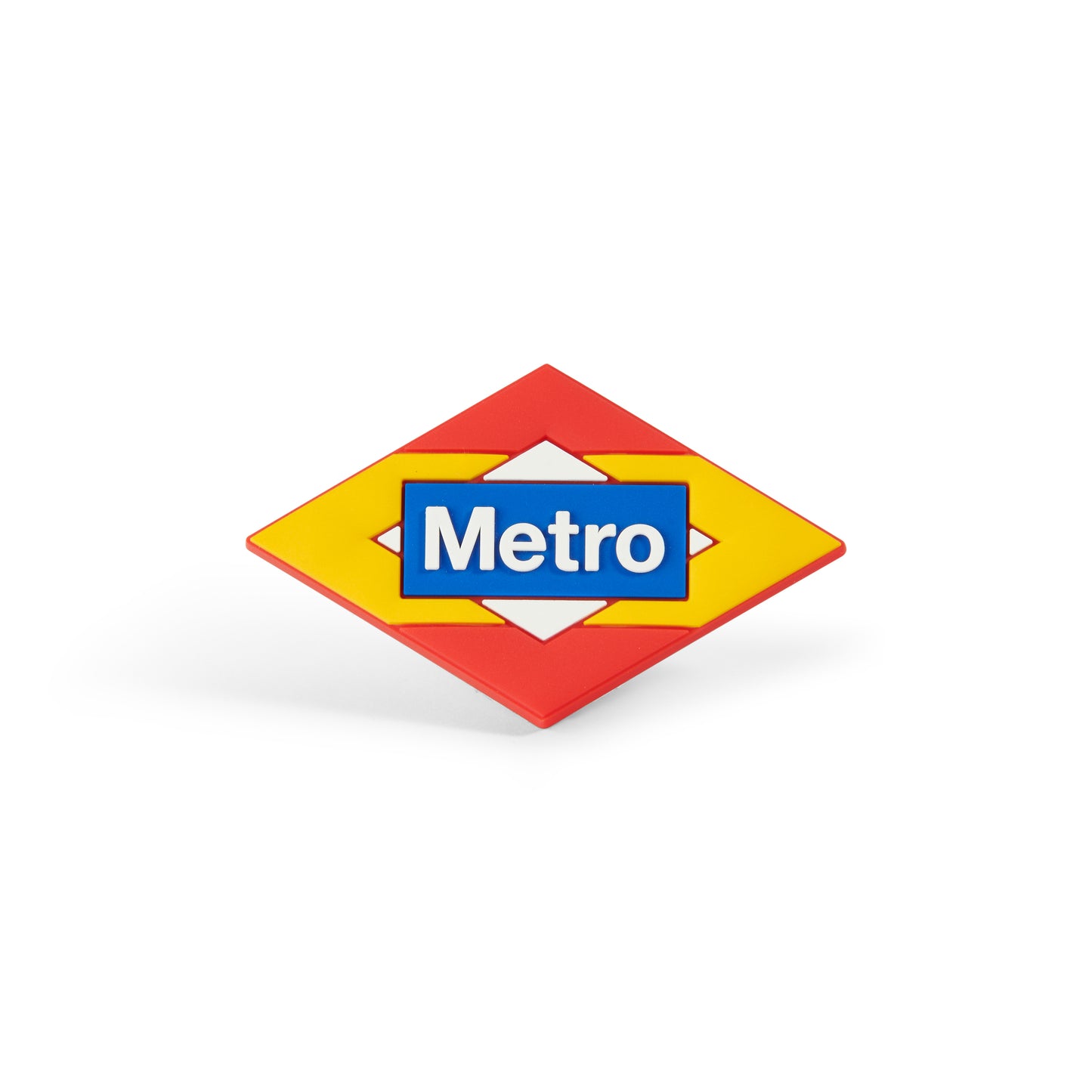 Logo Metro Madrid en forma de rombo, colores rojo, amarillo y azul sobre fondo blanco