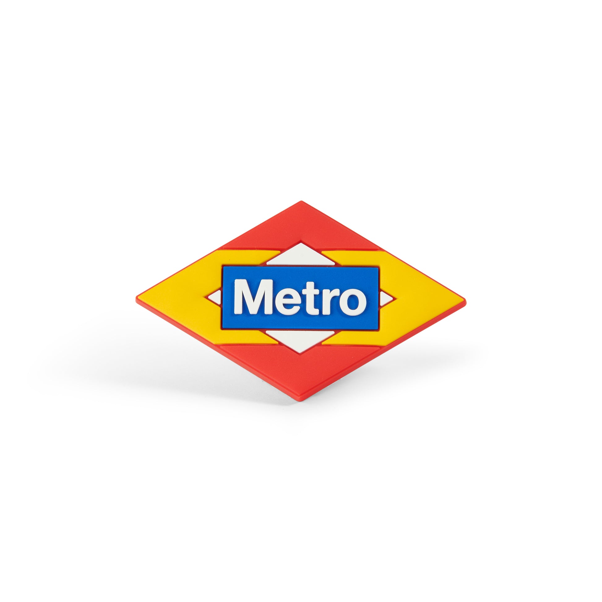 Logo Metro Madrid en forma de rombo, colores rojo, amarillo y azul sobre fondo blanco