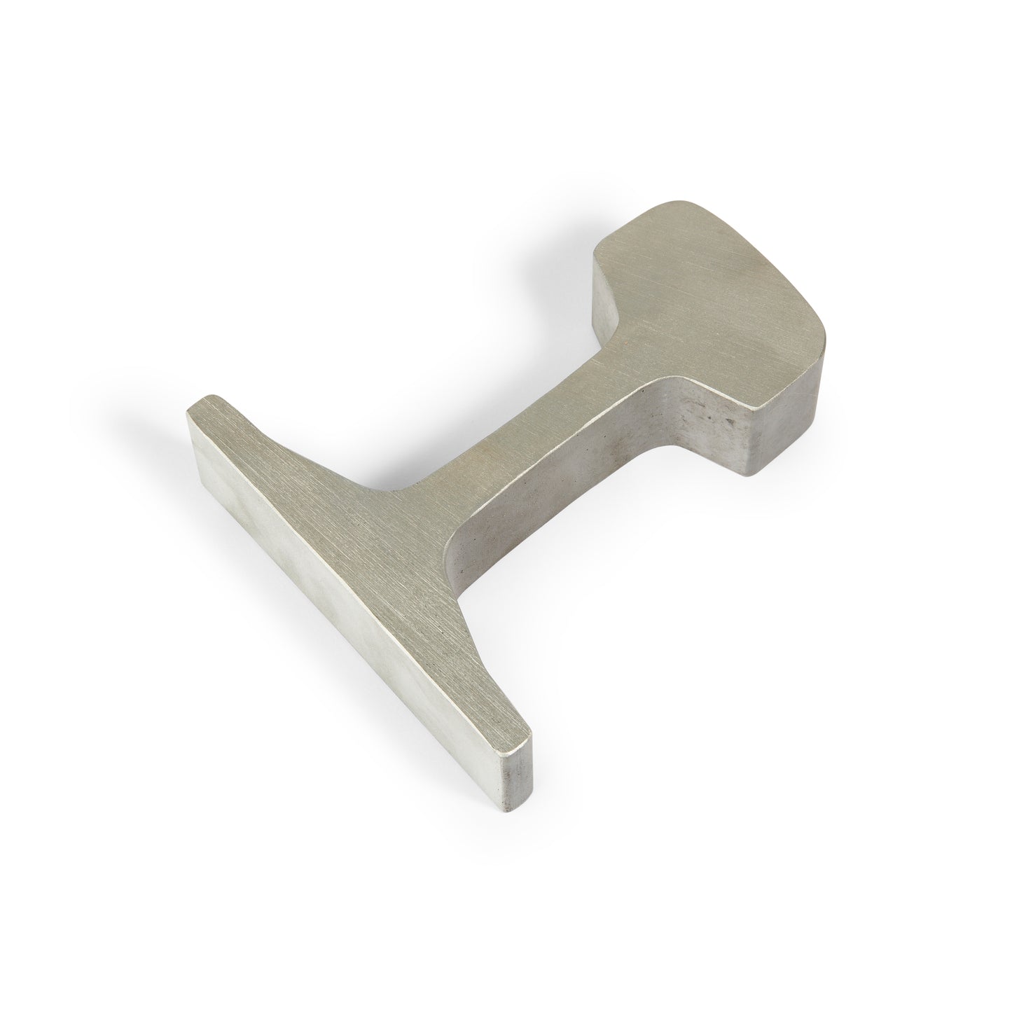 Perfil de acero tipo riel de tren sobre fondo blanco, metal para vías ferroviarias