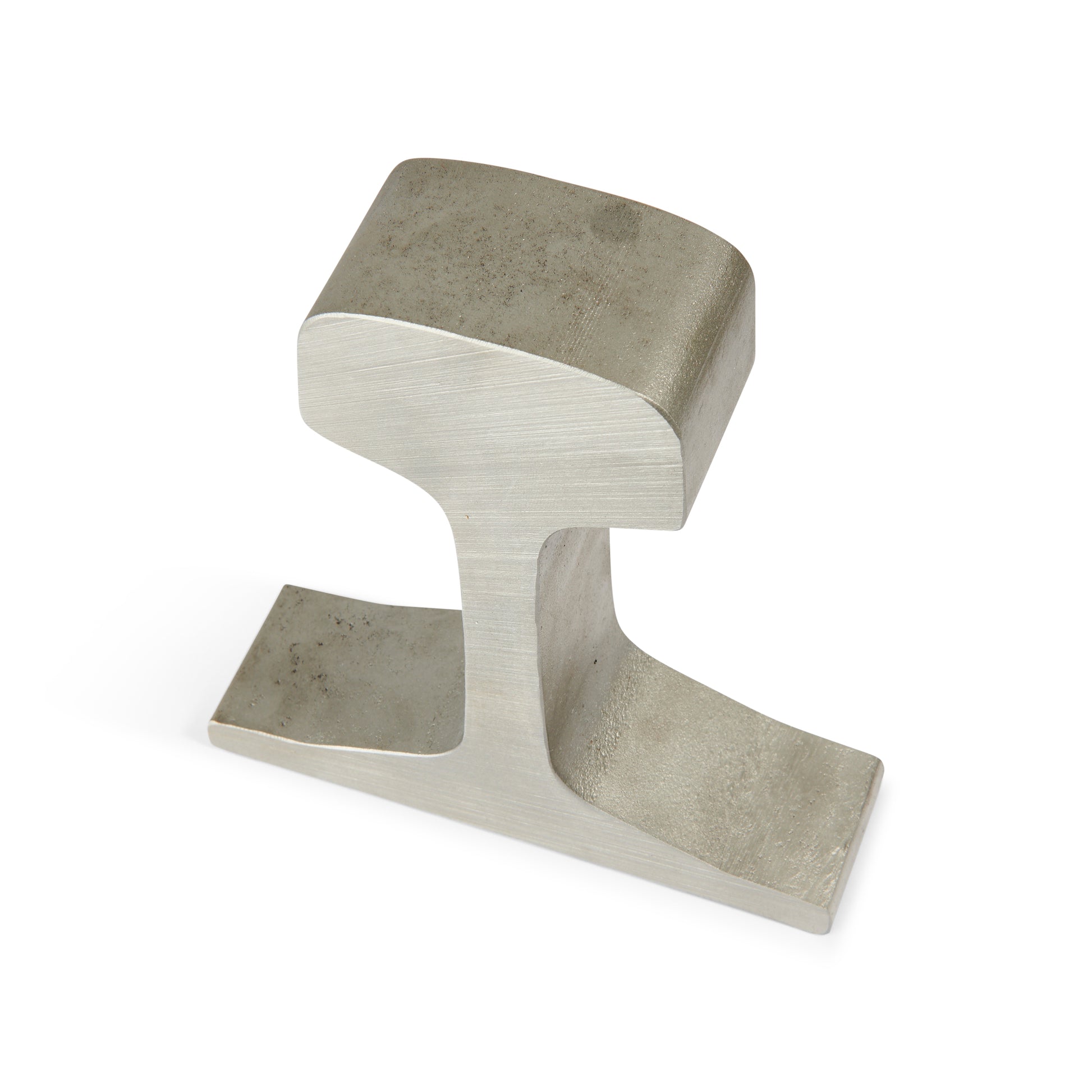 Sección de riel de tren metálico sobre fondo blanco, muestra ferroviaria industrial