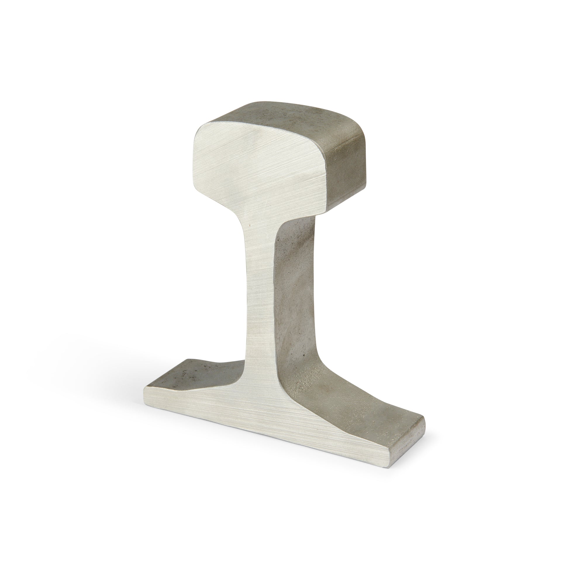 Sección transversal de riel de tren metálico sobre fondo blanco, pieza industrial de acero.