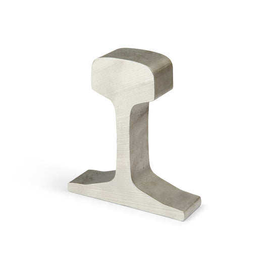 Sección transversal de riel de tren metálico sobre fondo blanco, pieza industrial de acero.