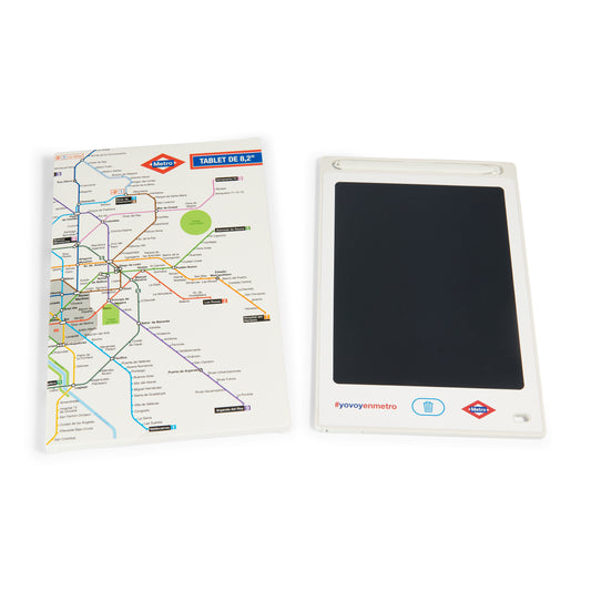 Tablet de escritura blanca 8,2 pulgadas junto a mapa Metro de Madrid sobre fondo blanco