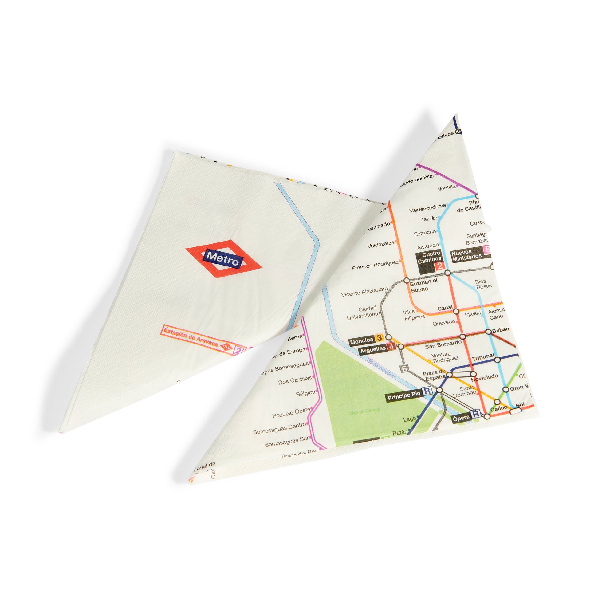 Servilleta de papel doblada con diseño de mapa del metro de Madrid sobre fondo blanco