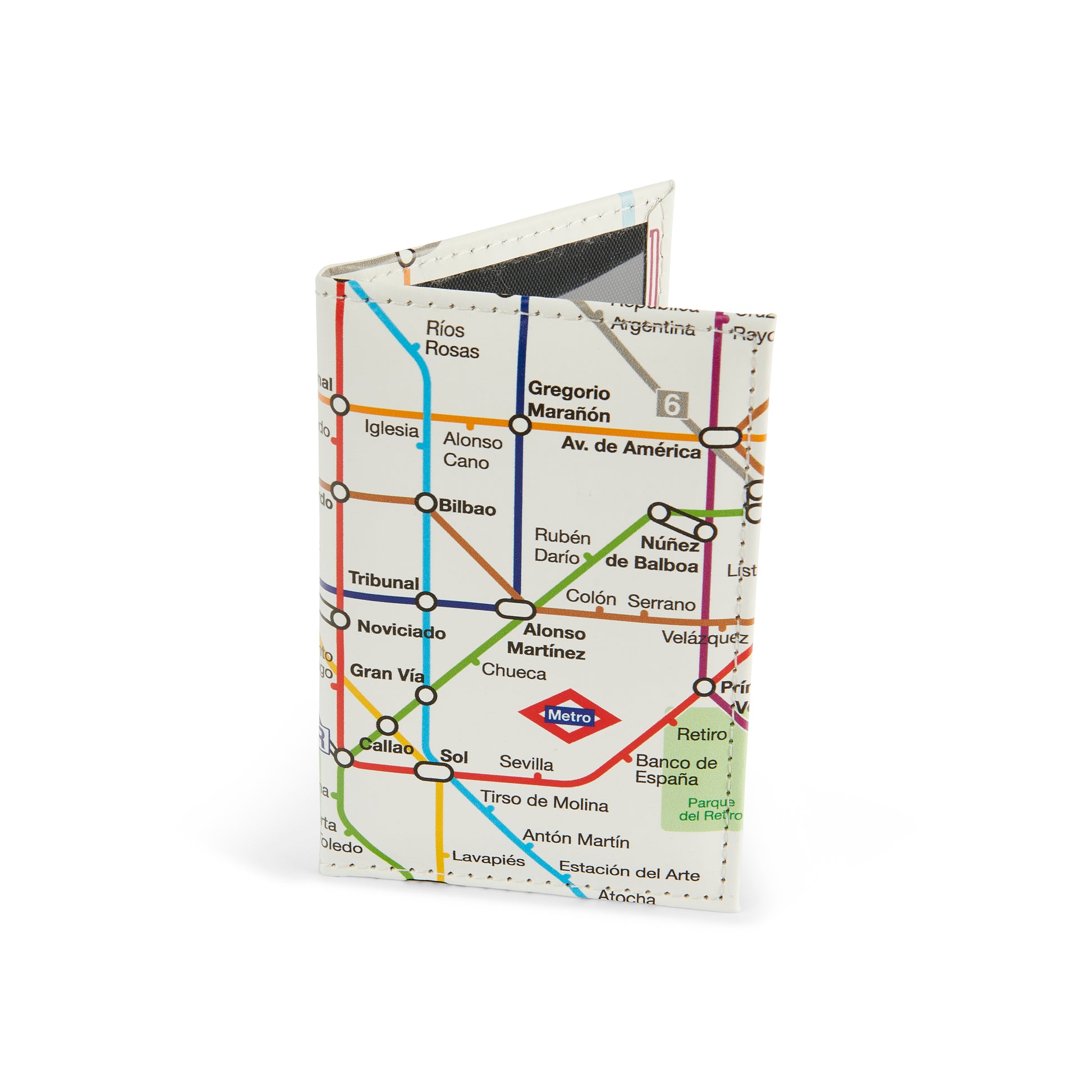 Cartera con diseño de mapa del metro de Madrid sobre fondo blanco, accesorios urbanos.