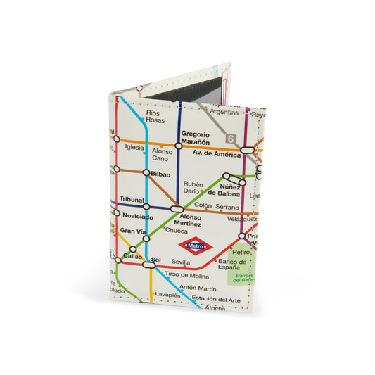 Cartera con diseño de mapa del metro de Madrid sobre fondo blanco, accesorios urbanos.
