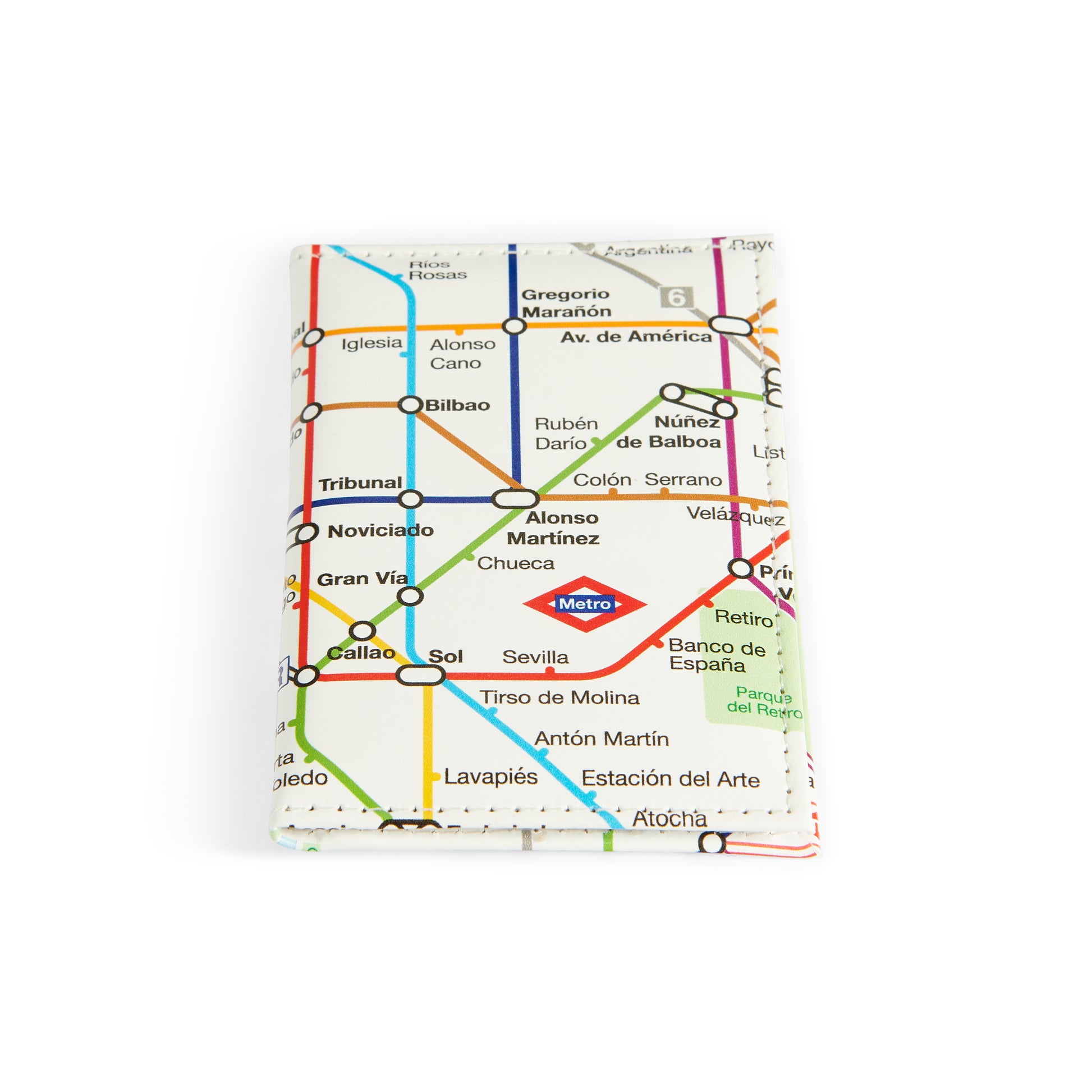 Cartera con diseño de mapa del metro de Madrid en fondo blanco.