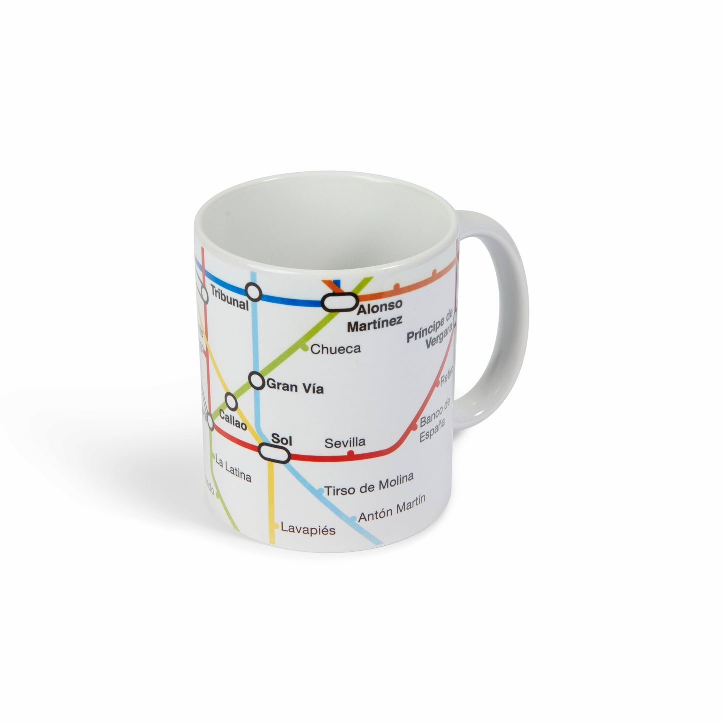 Taza blanca con diseño de mapa del metro de Madrid y nombres de estaciones emblemáticas.