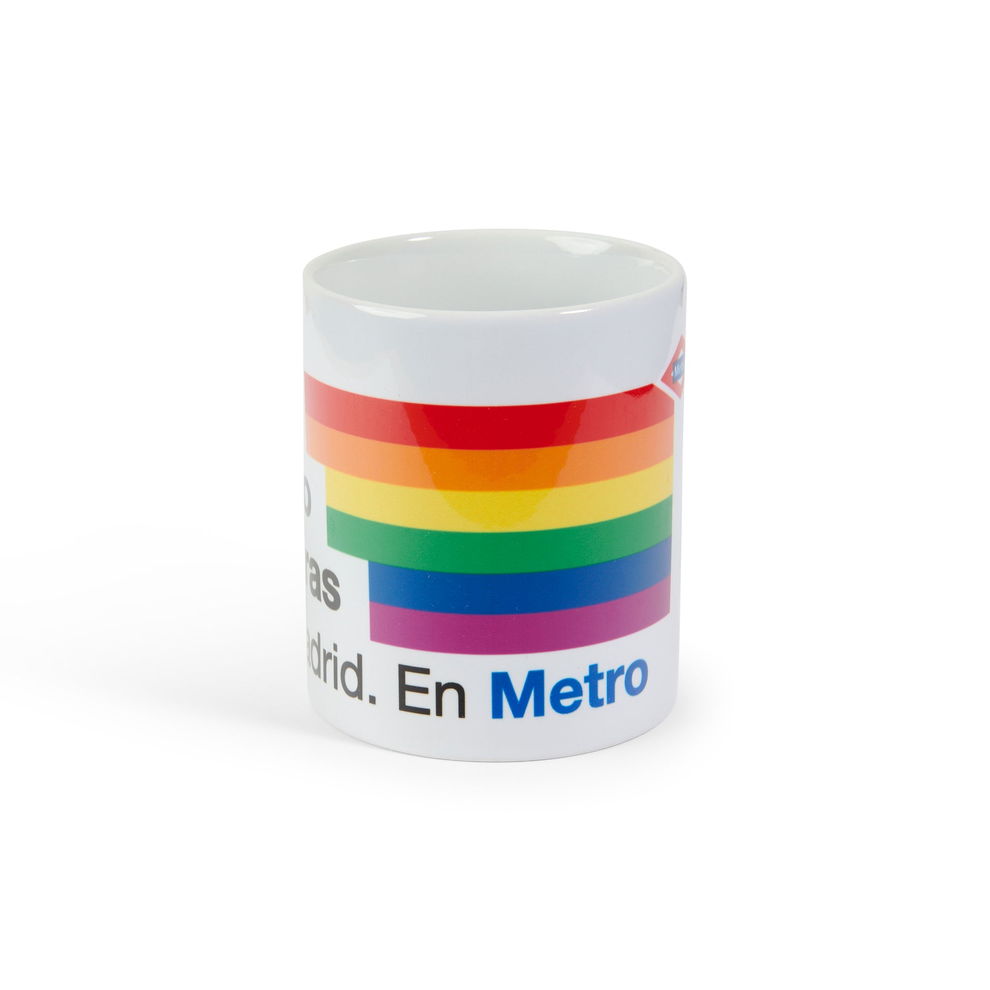 Taza blanca Metro de Madrid con bandera arcoíris y texto parcialmente visible