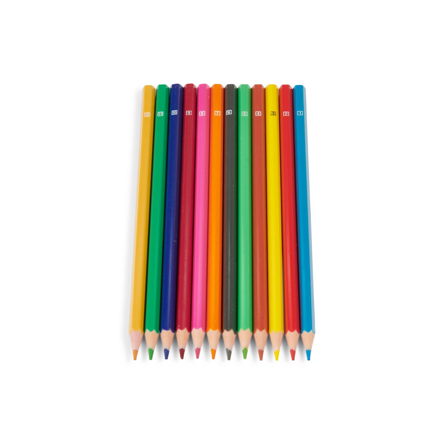 Lápices de colores variados alineados sobre fondo blanco, útiles escolares arte