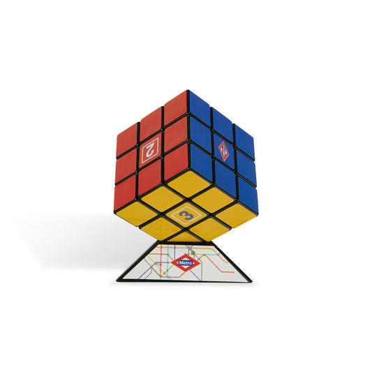 Cubo Rubik Metro de Madrid con base mapa, colores rojo, azul y amarillo, fondo blanco