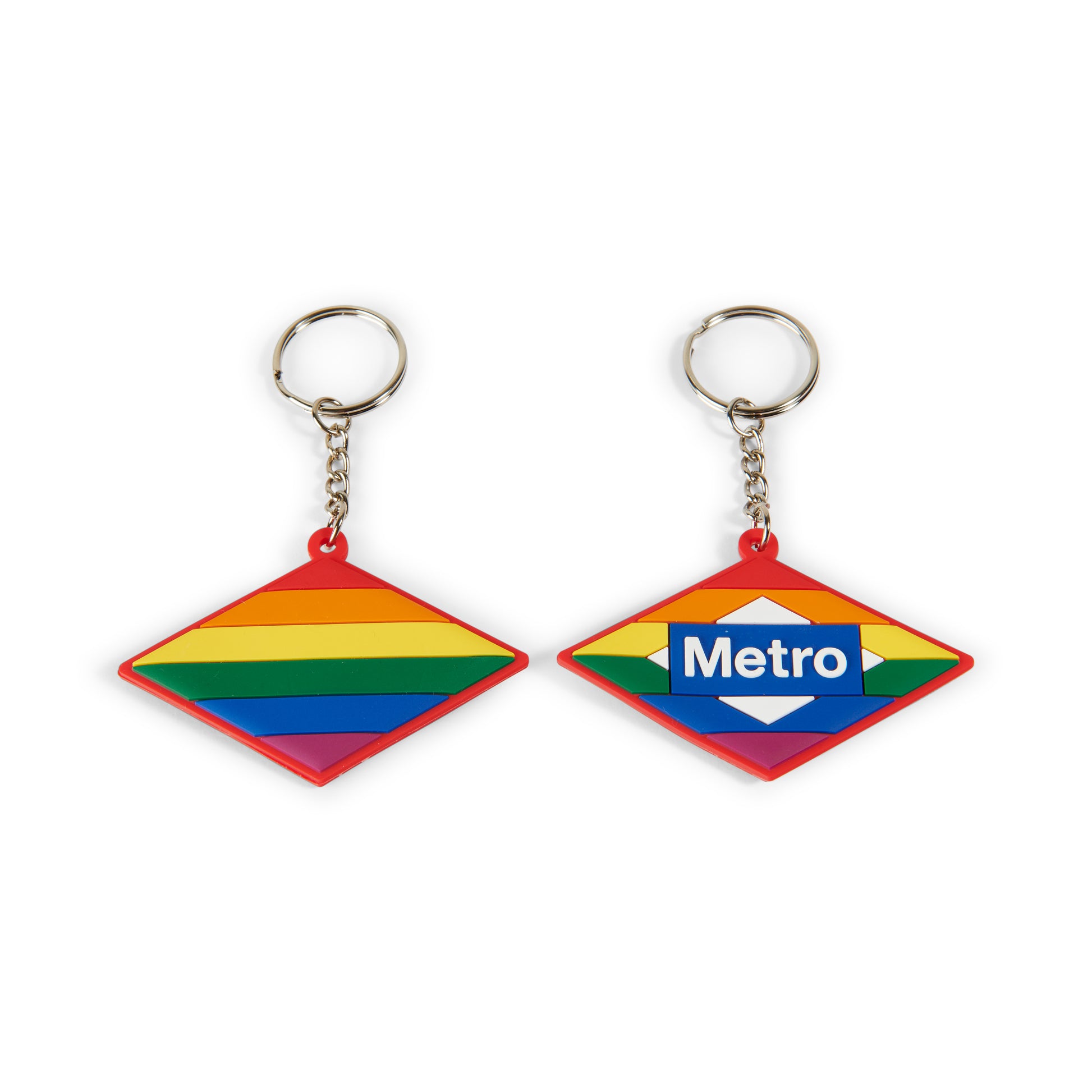 Llaveros Metro de Madrid con diseño bandera arcoíris LGBT sobre fondo blanco