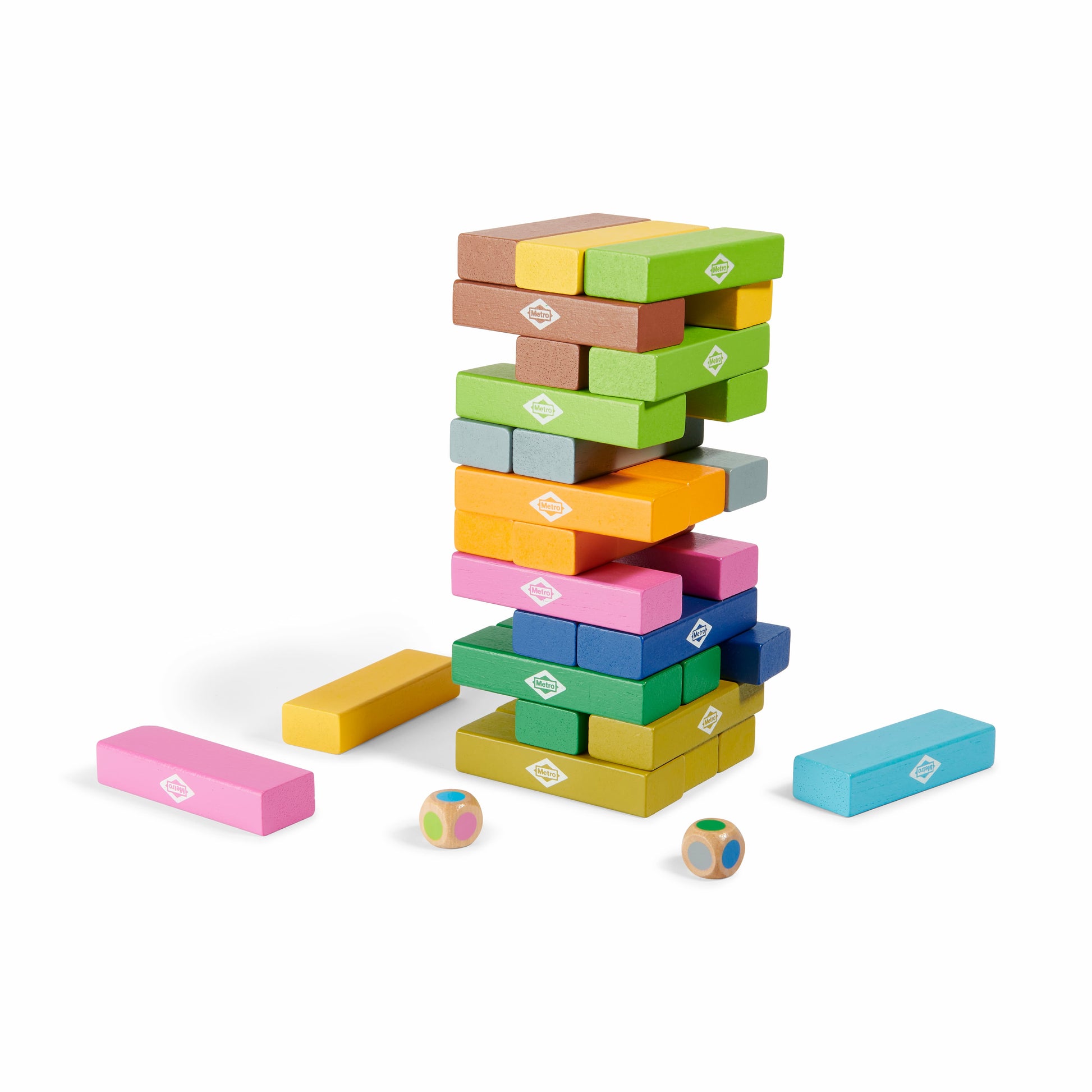 Torre de bloques de madera de colores y dos dados sobre fondo blanco, juego educativo infantil