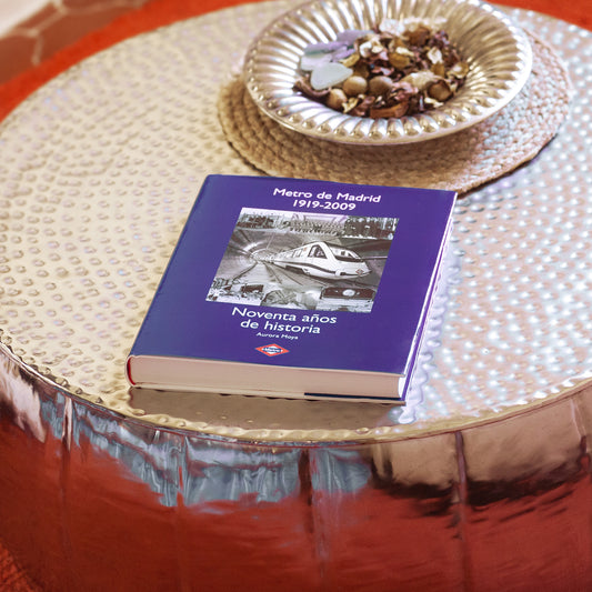 Libro Metro de Madrid 1919-2009 sobre mesa metálica redonda, decoración elegante