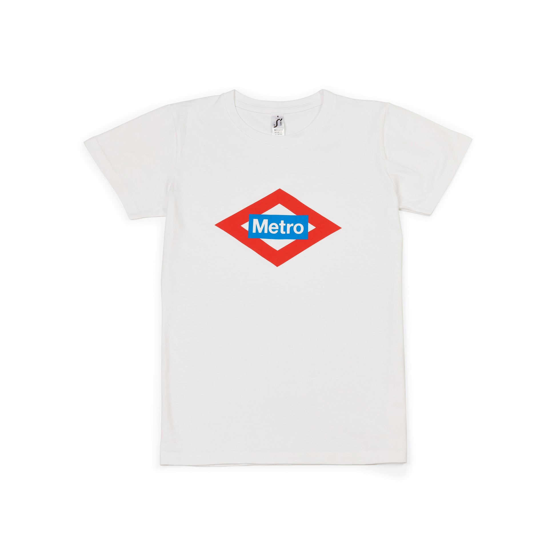 Camiseta blanca con logo Metro de Madrid en el centro, diseño urbano y minimalista