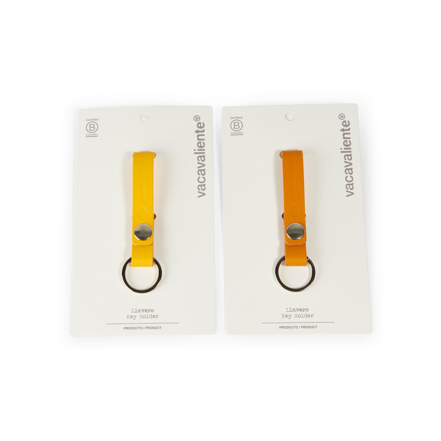 Dos llaveros de cuero amarillo vacavaliente en empaques blancos con anillo metálico.