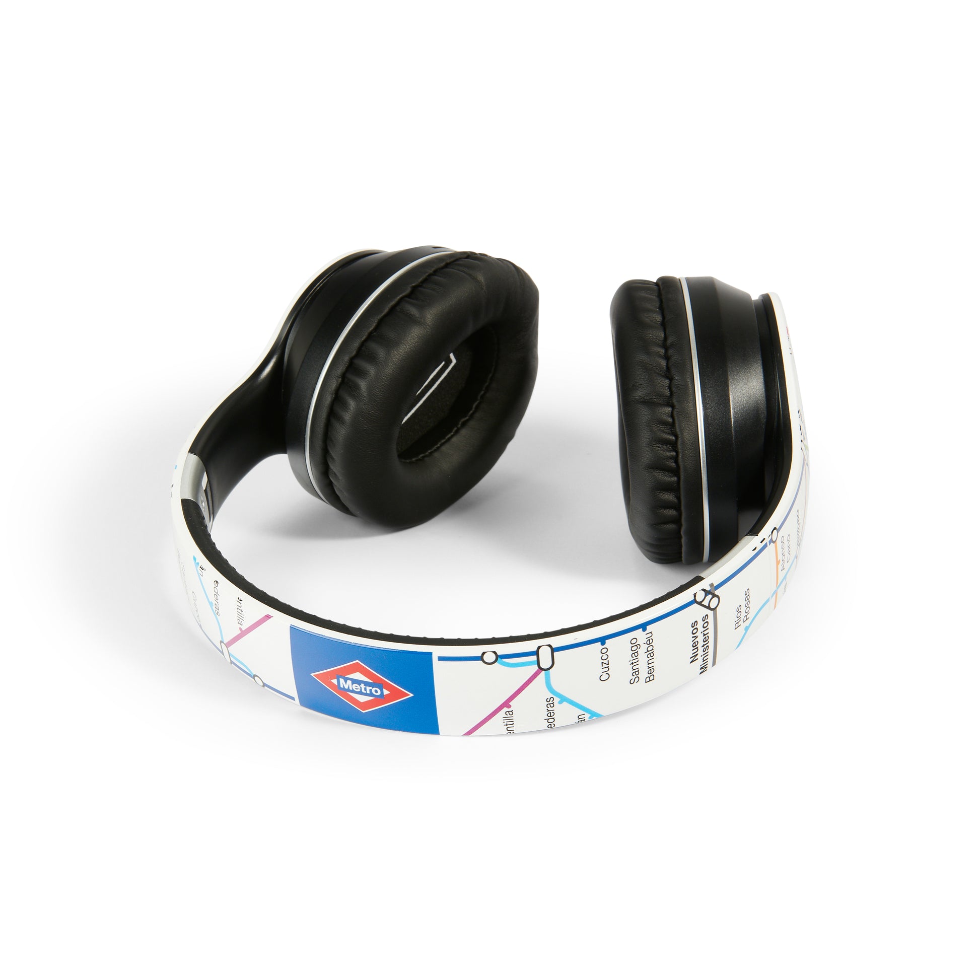 Auriculares negros con vincha decorada con mapa del metro de Madrid sobre fondo blanco