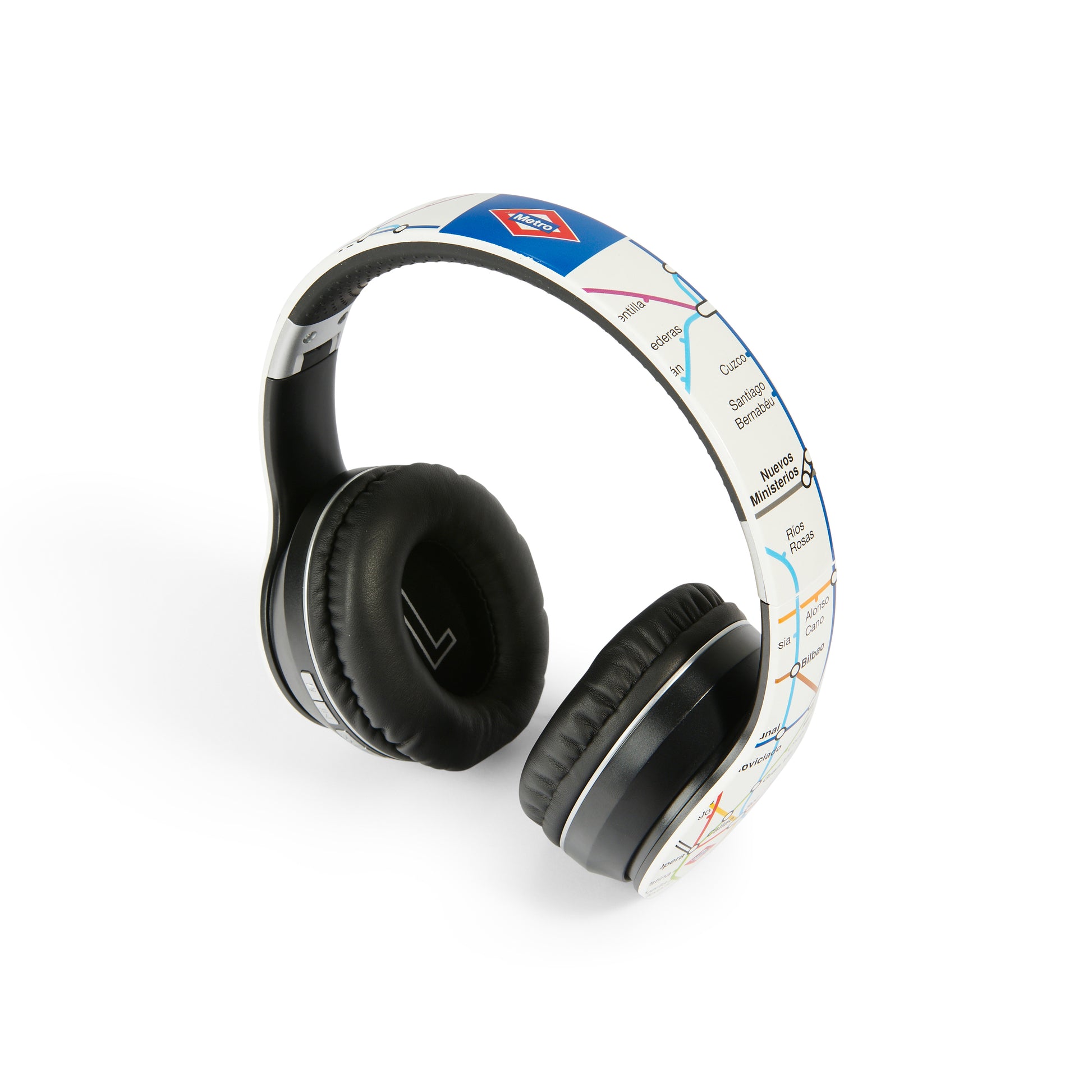Auriculares negros con detalle de mapa del metro de Madrid en la diadema, fondo blanco